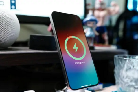 瑞昌苹果15换屏服务分享用什么充电器给iPhone15充电更好 